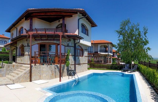 Freistehende Villa mit privaten Pools und Meerblick