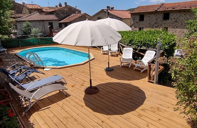 freistehendes Dorfhaus, Grundstück & eigener Pool & WiFi, 40 Minuten vom Strand entfernt!