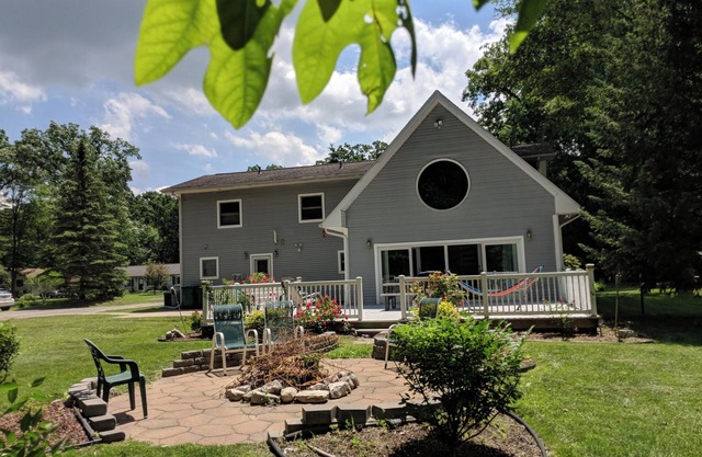 Detroit Airport Home - Spacious 5-Bedrooms, Game Room, Fire pit!
