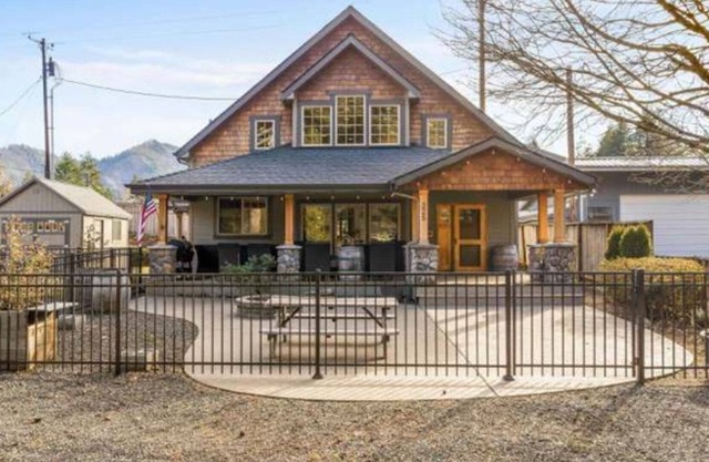 Detroit Lake, OR Vacation Home. 2 blocks to the lakefront!