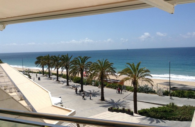 Entwicklung in Sesimbra auf der 1. Strandlinie vor dem Meer