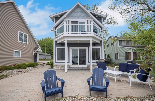 Devil's Lake Cove: Lakeside Living in Fall – Enjoy Scenic Views and Cozy Retreats!