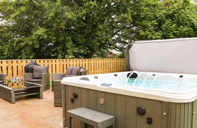DEVON HOUSE, family friendly, with hot tub in Bradworthy