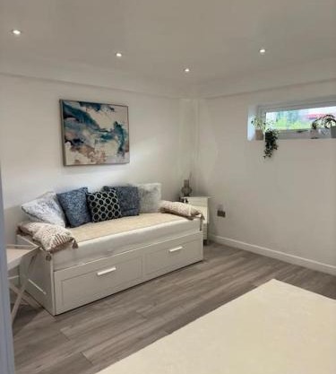 Devonshire - Stunning 1-Bedroom Apartment with Full Amenities