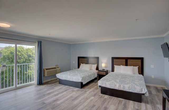 Dhimas Bayview Suites