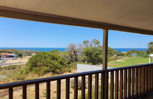 Quaint Moore River beach house with views