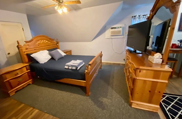 Diamond Apartment with GYM - 2 miles to Fort Sill & 1/2 mile to downtown!
