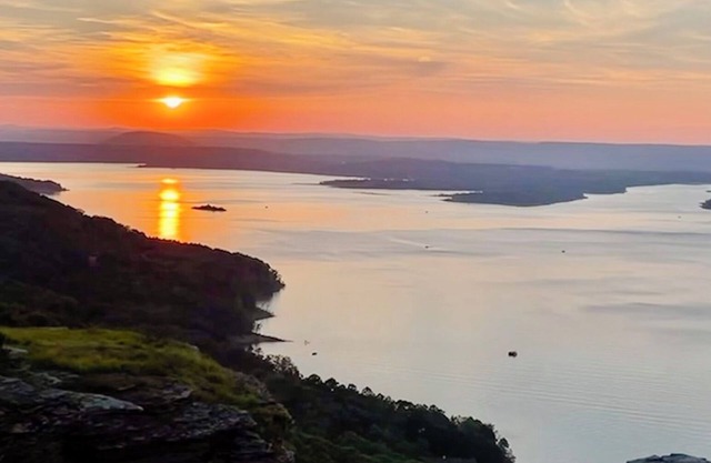 Diamond Bluff Lodge on Greers Ferry Lake