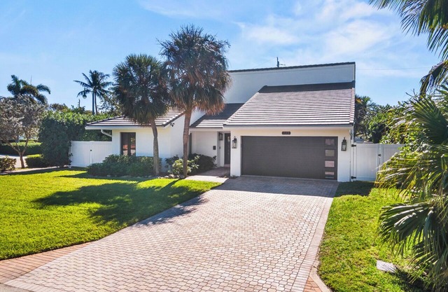 DIAMOND ESTATES: LAUDERDALE BY THE SEA - 6 QUEEN, 2.5 BATH, POOL & PATIO AREA