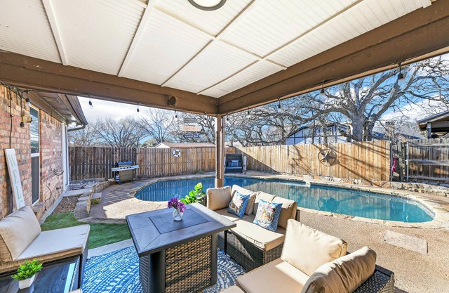 Diamond Waters near DFW & Stadium with Private Pool