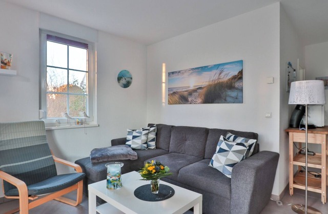 Die 2-Zimmer-Ferienwohnung liegt im Erdgeschoß einer neuen weißen, im Bäderstil gebauten Villa, nur ca. 250 Meter vom Strand entfernt.