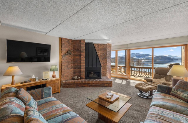 2 BR Eigentumswohnung am Lake Dillon - inklusive 4 täglichen Skipässen, einem Innenpool und einem Whirlpool