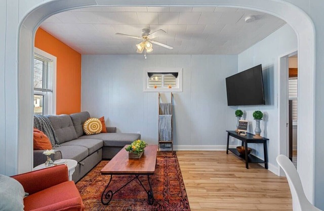 Dino Cave |BBQ, Fire Pit & Netflix | Near Downtown