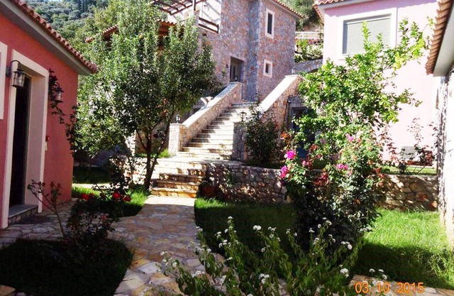 DIO GASTHÄUSER VILLA Parnonas 3 B / R mit privatem Garten und Pool