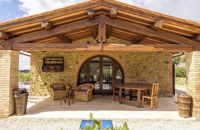 Dionysos - Ferienhaus mit 2 Schlafzimmern, Garten und Terrasse