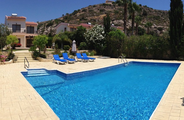 Dionysos Villa. Geräumige Luxusvilla mit drei Schlafzimmern und großem Pool.