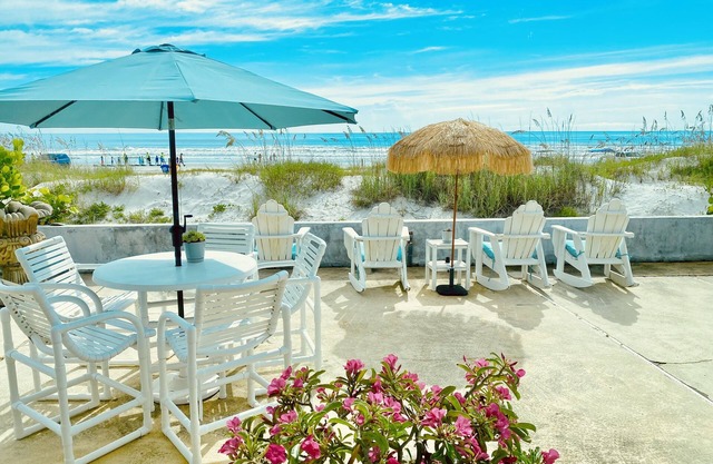 DIRECT BEACH FRONT/4 BED RM/3.5 BATH: 1/2 MILE WALK TO FLAGLER AVE/SLEEPS 11