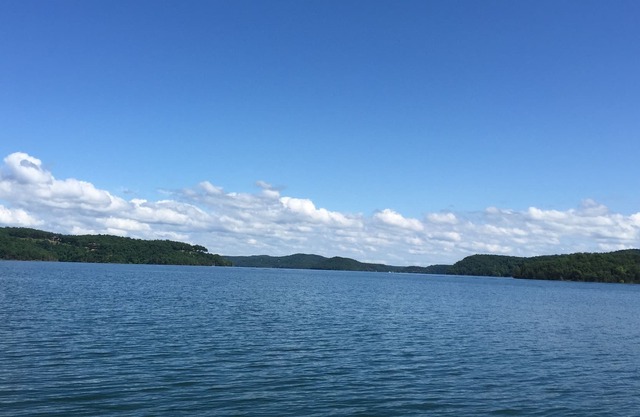 Direkt am See! Schritte zum Wasser! 3BR / 3BA + Bnkrm !! Schwimmen Sie durch den Oktober!