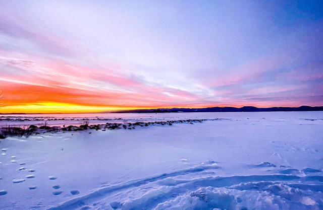 Direct Lakefront 3 BR, 2 BA with Walkout Beach and Incredible Views