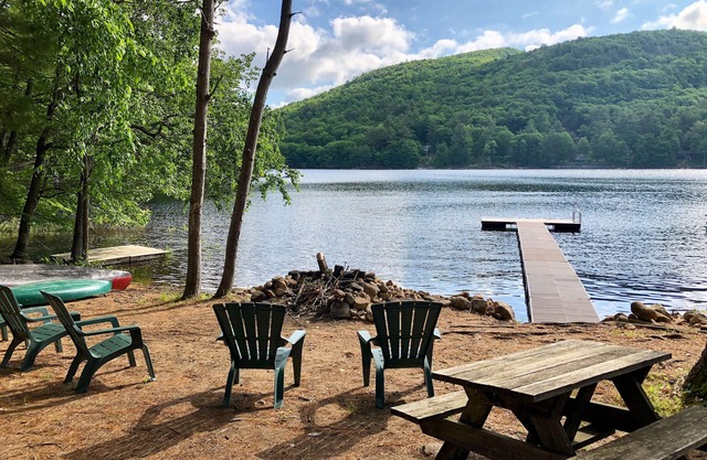 Ganzjährig neu renoviertes Haus am Seeufer in einer abgelegenen Bucht in Great Sacandaga