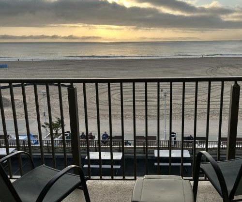 Direct Oceanfront Boardwalk One Studio with kitchen