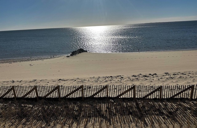 DIRECT OCEANFRONT YEAR ROUND!!! PRIVATE BEACH 2bedrm/2bath sleeps 6 park/4 cars