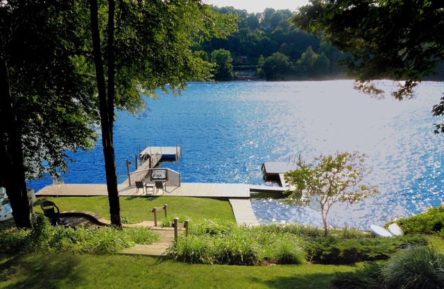 Direct Waterfront on Candlewood Lake, 2 Private Docks, 5 Bedrooms, Sleeps 10