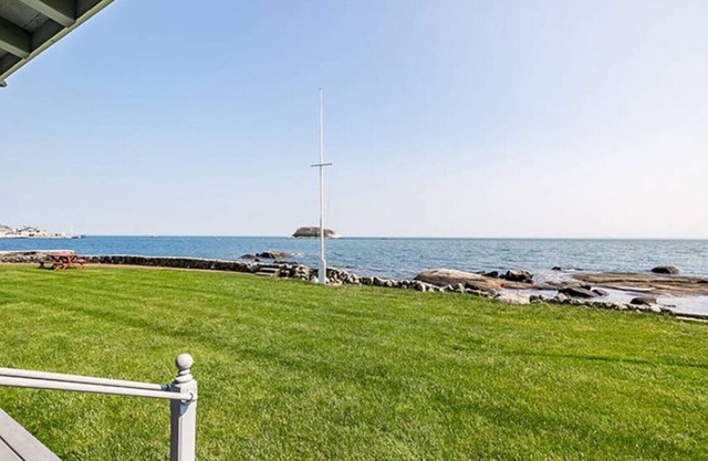 Direkt am Wasser renoviertes Ferienhaus.