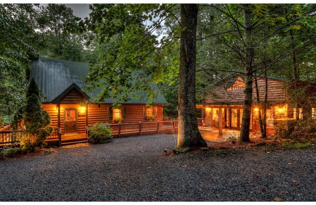 Directly on Big Creek/Hot Tub/Game Room/Outdoor Living Space/ Remote/True Cabin