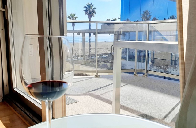 Directly on the beach - modern apartment with sea view