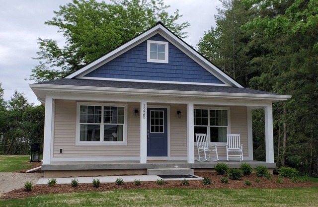 Breezy Beach - Lake Michigan Access , private hot tub!