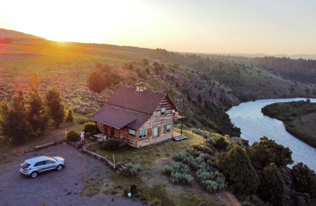 *DISCOUNTED RATES* KABINO: Lindas Perch On Bank of Henrys Fork Mtn Views Fishing 6+ acres WIFI