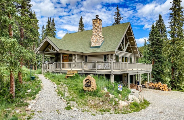 Wunderschönes, individuelles Blockhaus mit Bergblick und Bachlage, nur 25 Minuten von Breckenridge entfernt