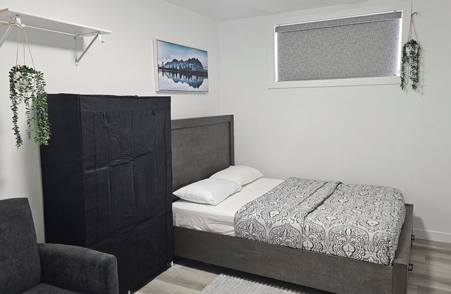 "Discover Dominion's Crib! This chic and cozy space is ideal for travelers.