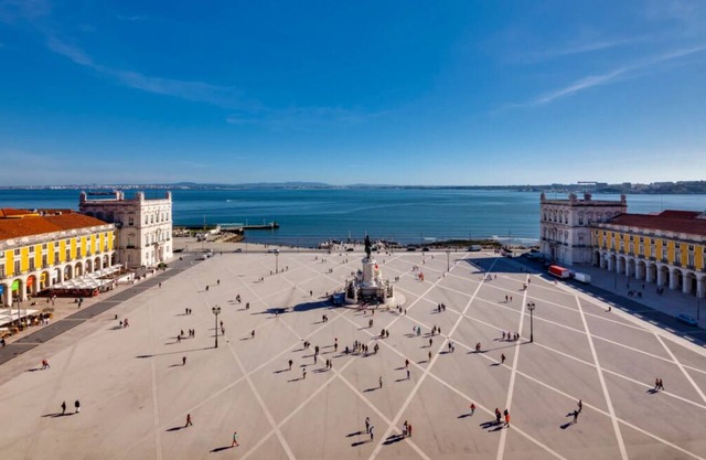 Discover Lisbon's Charm! Two Spacious 1BR Apartment, Full Kitchen and City View!