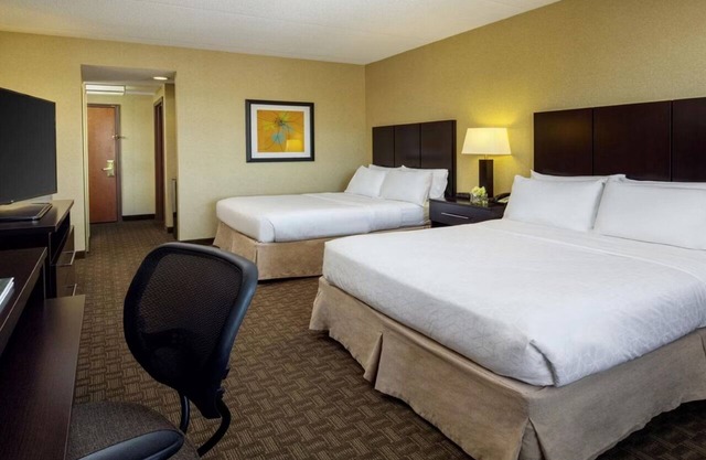 Discover Relaxation at Holiday Inn Chandler: Outdoor Pool & Dining On-Site