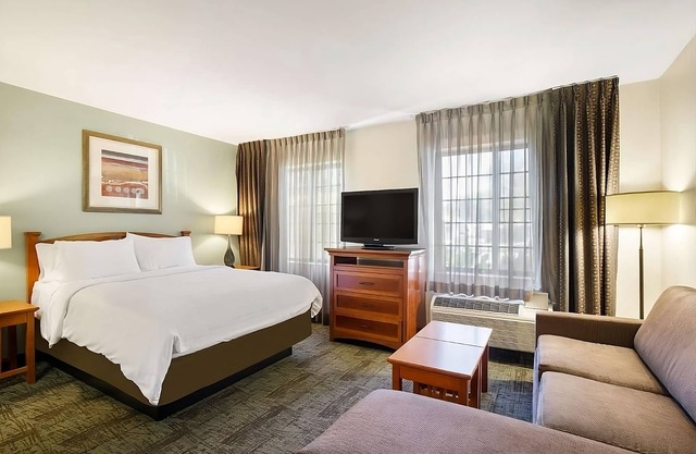 Discover San Diego: Comfortable Suites w/ Pool, Breakfast & Pet-Friendly Stay!