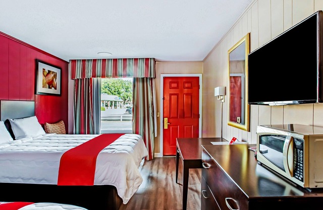 Discover South Carolina’s Lowcountry Gateway! Lodging with Free Parking