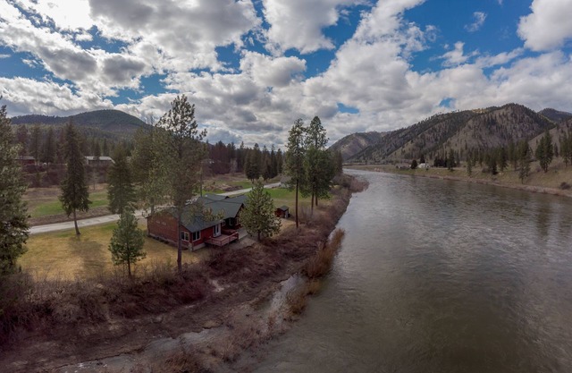 Wunderschöne Hütte direkt am Clark Fork River umgeben von Bergen.