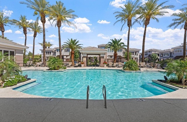Luxury Resort Style Condo in Kierland Greens. Walk to golf & Kierland Commons.