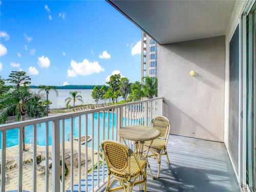 Disney 1 mile , Blue Heron 1 room 2 bath,amenities,6 guests, walk to restaurants, no fees at check in
