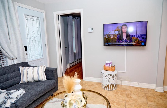 Dispo limitée ! Appartement lumineux très propre avec jardin privé , accès autonome, Wi-Fi & parking intérieur, Netflix,