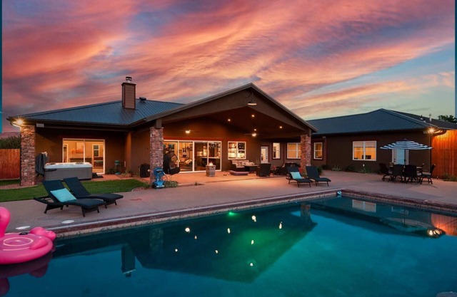 Dive Into Adventure, Large Luxury Family Home in Kanab Pool Slide and Hot Tub