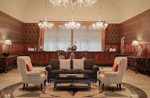 Dive into the Heart of Rochester: 2 Elegant Rooms Near Boutiques & Eateries