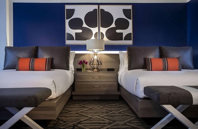 Dive Into Your Dream Vacation! 3 Modern Units, Near Downtown Washington, w/ Pool