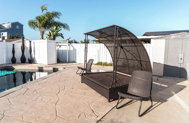 Divine Light Pool House | 4 BD | Modern
