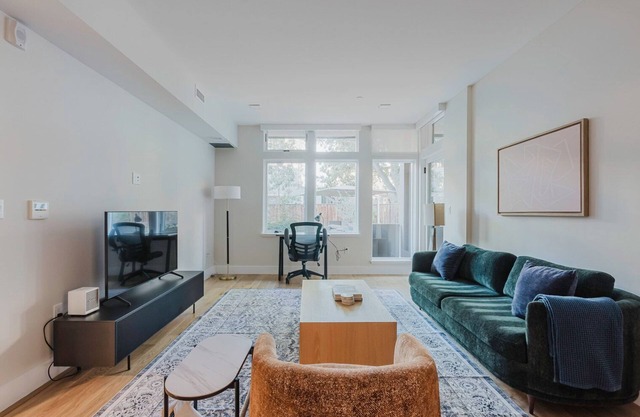 Divine Palo Alto 2BR w/ W/D, nr Dining & Tech HQs, by Blueground