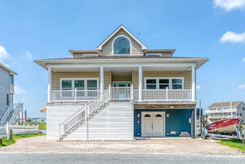 Diving Duck - Waterfront home w Hot tub & Boat dock & King Bed