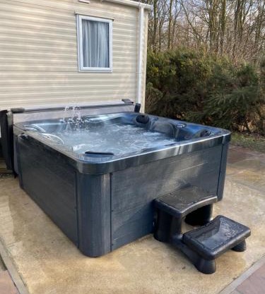 Dixons Den Hot Tub