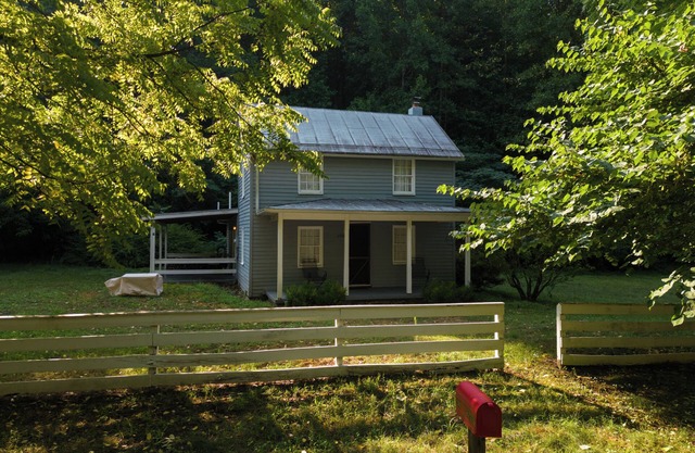 DLT Cabins, LLC - Holler Hideaway Cozy house sleeps 4 on 10 Minutes from SNP